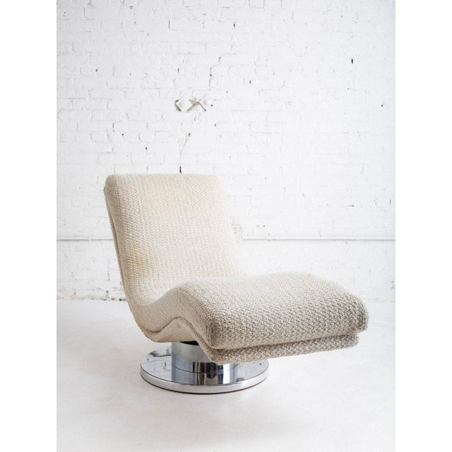 Mid-century chaise lounge rocker in textured cream upholstery on a chrome rocking swivel base. Designed by Milo Baughman...