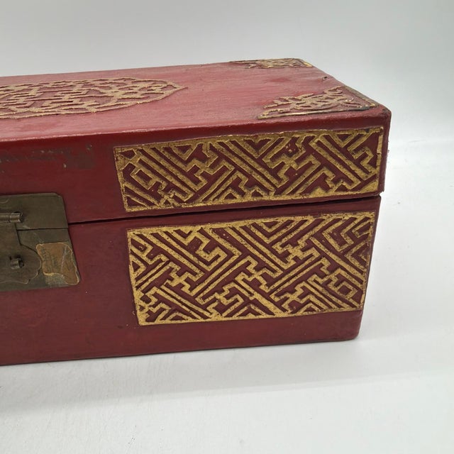 Early 20th Century Vintage Chinese Red Lacquer Wedding Box With Removable Interior Tray & Double Happiness Symbol For Sale - Image 5 of 18