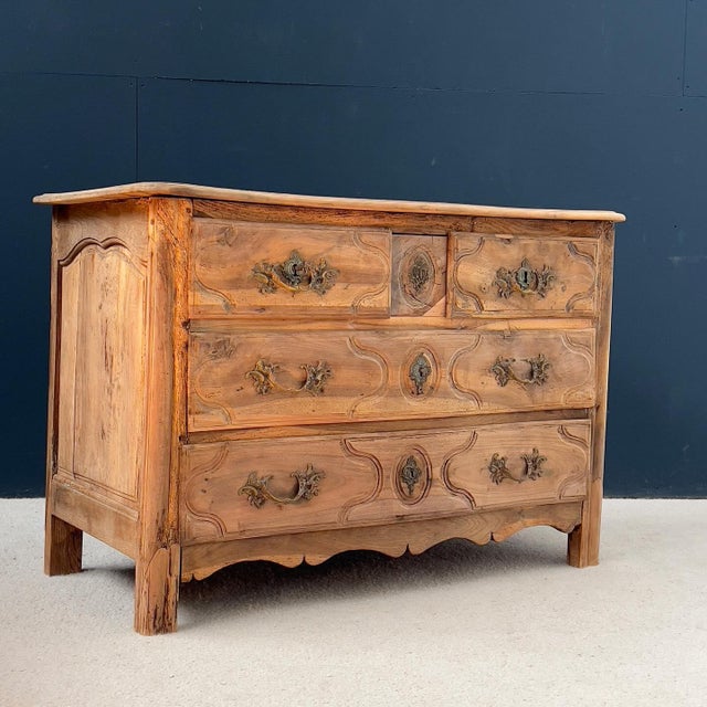 Parisian Chest of Drawers in Walnut, 19th Century For Sale - Image 10 of 10