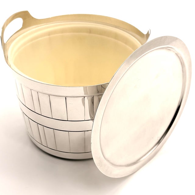 In unbelievably wonderful condition without issues, this ice bucket is the perfect choice to make your interior classic...