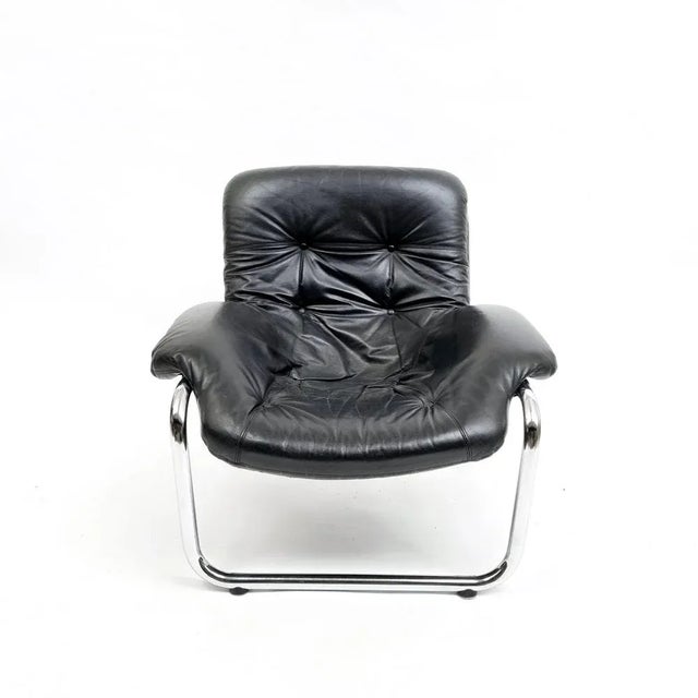 Mid-Century Modern Black Leather Lounge Chair, 1973 For Sale - Image 3 of 6