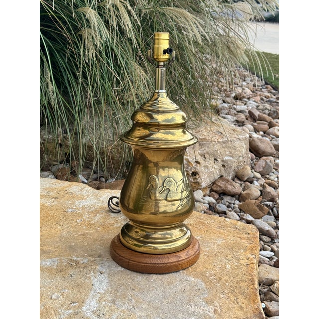 1970s Mid Century Brass Ginger Jar Urn Table Lamp With Embossed Ducks Design on Oak Base For Sale - Image 4 of 9