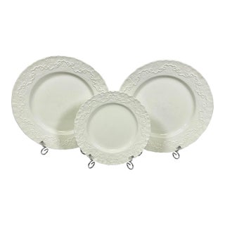 1989 Vintage English Americana Wedgwood for Ralph Lauren Le Blanc Claire Dinnerware - 2 Dinner, 1 Salad Plate For Sale