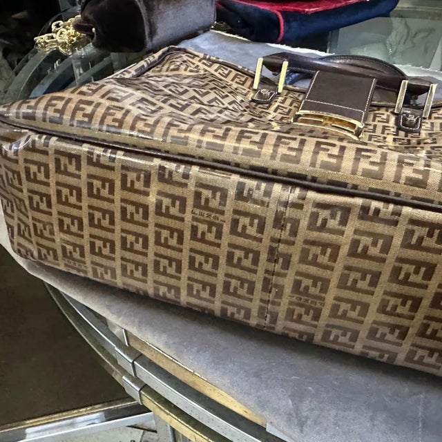 Contemporary 1980s Iconic Plastic and Leather Continuous Logo Large Top Handle Bag by Fendi For Sale - Image 3 of 16