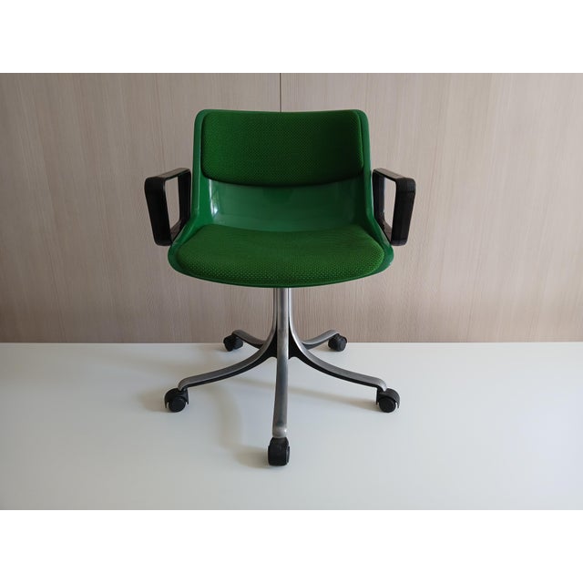 The Modus chair was created in 1972 by the Tecno Project Center. It is a multifunctional chair with various components...