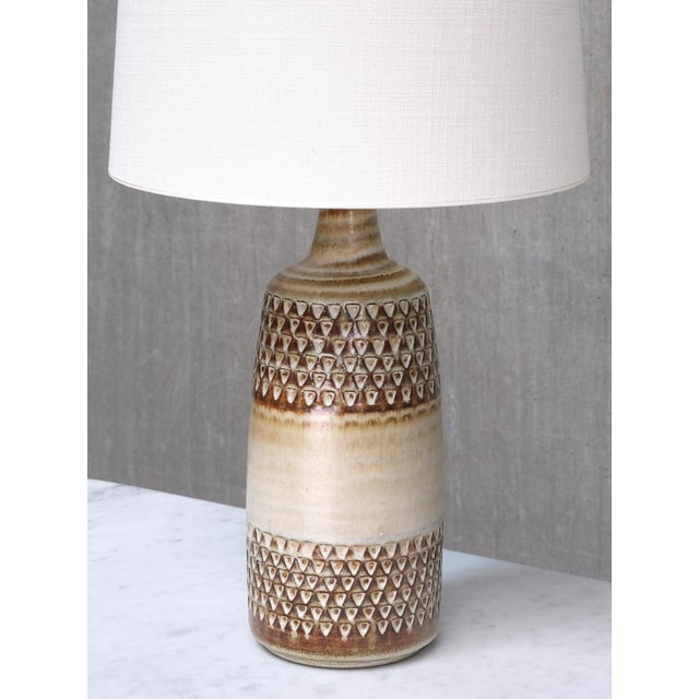 Mid-Century Modern Large Ceramic Relief Table Lamp by Einar Johansen for Søholm Stoneware, Denmark, 1960 For Sale - Image 3 of 11