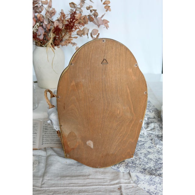 This mirror with its gilded baroque frame evokes the interiors of yesteryear, cozy boudoirs, and slow gestures in front of...