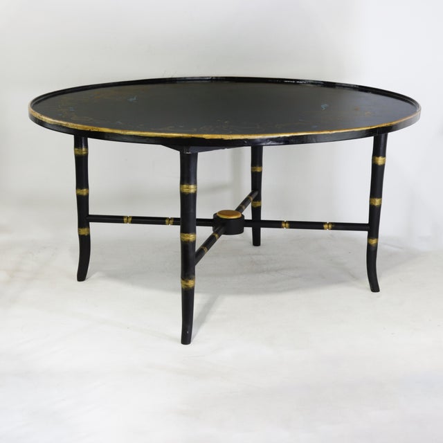 Pair of Vintage Black Lacquer Chinoiserie Coffee Table – Oval Gilt Peacock and Floral Motif Cocktail Table For Sale In New York - Image 6 of 14