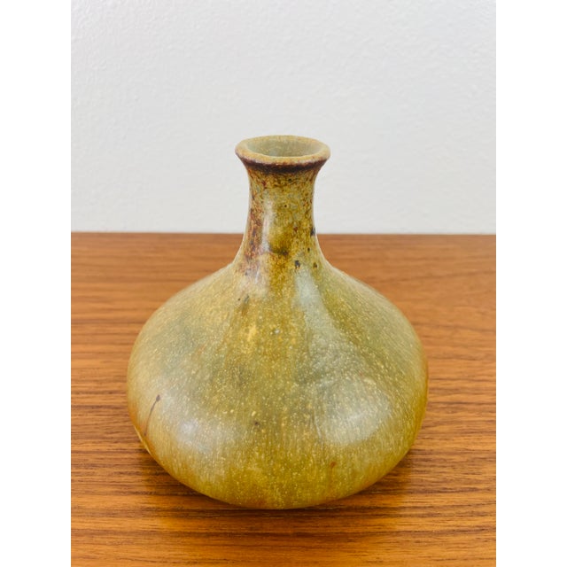 Vintage 1970s Handmade Stoneware Studio Pottery Low Bud / Weed Vase For Sale In Palm Springs - Image 6 of 8