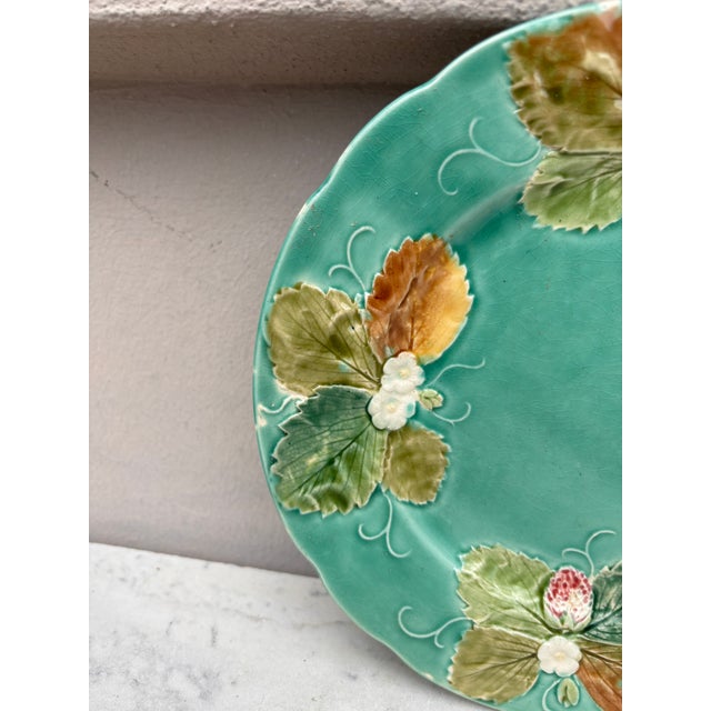 French Country French Majolica Strawberries Plate Luneville, Circa 1880 For Sale - Image 3 of 4
