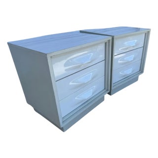 Mid 20th Century Pair of Giovanni Maur for Treco Gray Lacquer and White Acrylic Nightstands For Sale