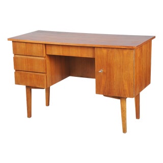 Mid-Century Writing Desk in Walnut, Czech, 1950 For Sale
