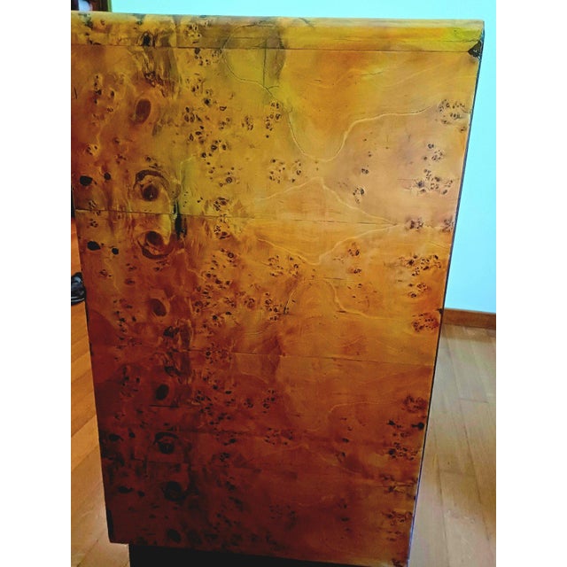 1920s Vintage Italian Birch Burl Chest of Drawers with Grain and Bronze Handles by Gaetano Borsani for Atelier Varedo, 1925 For Sale - Image 5 of 8