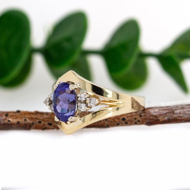 14k Yellow Gold 1.4cts Tanzanite and Natural Diamonds Ring | Ov 8x6mm, Size 6.75 For Sale - Image 4 of 8