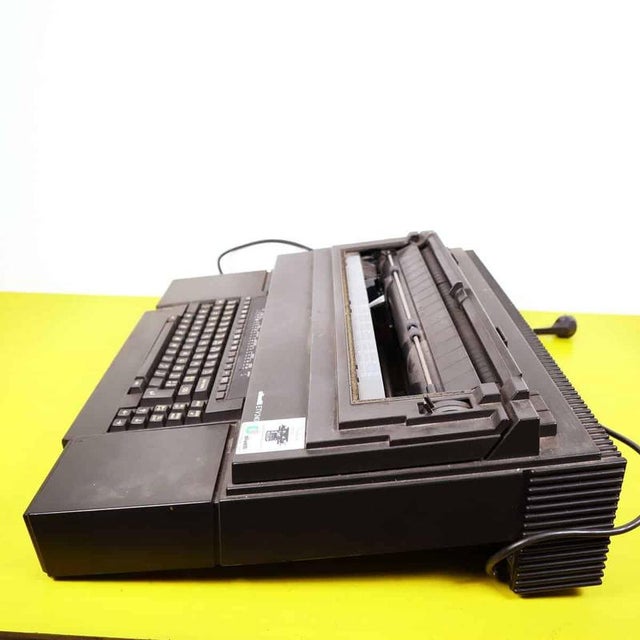 Vintage ETV 240 Typewriter from Olivetti For Sale - Image 11 of 15