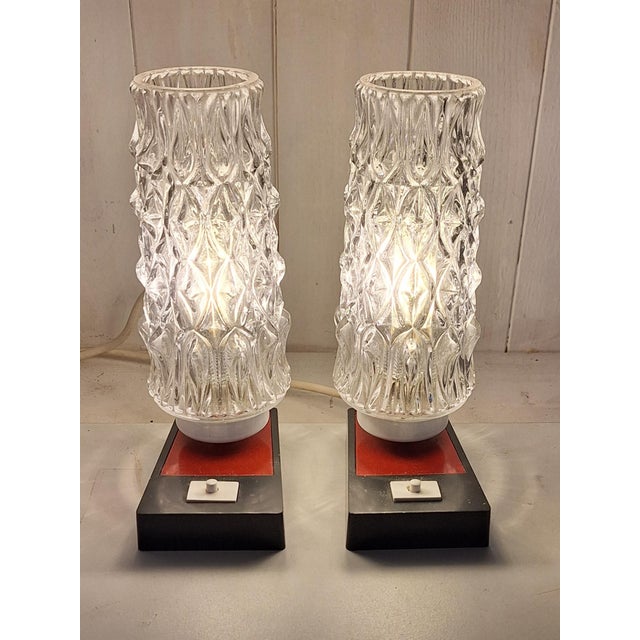 1970s Vintage Bedside Lamps with Two-Tone Plastic Bases and Clear Relief Glass Shades from Richard Essig, 1970s, Set of 2 For Sale - Image 5 of 8