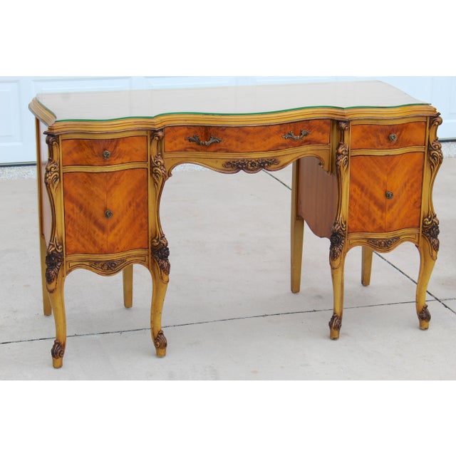 Add timeless French elegance to your home with this magnificent vintage French Provincial Louis XV style vanity....