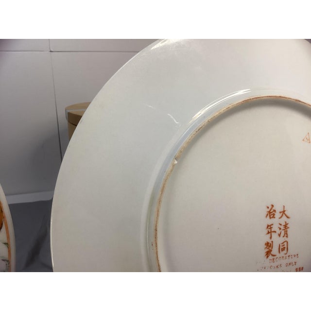 Pair of 1960s Chinese Porcelain Imperial Birthday Celebration Scene Plates For Sale - Image 11 of 12