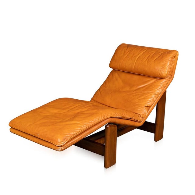 A vintage 20th century periplo leather chaise lounge designed by tarcisio colzani for italian manufacturer mobil girgi. An...