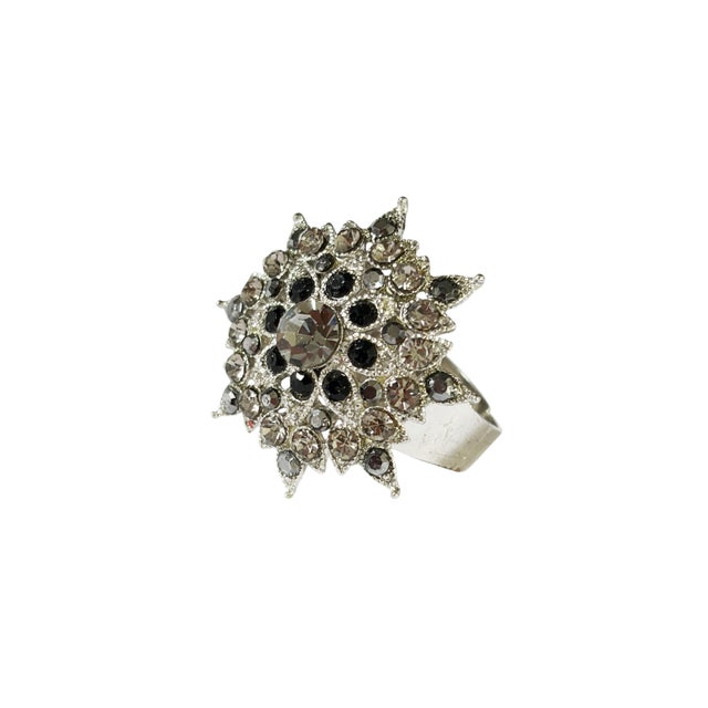 Beautifully crafted vintage ring, with a unique flower shape and faux stones accents. The ring features a Fume round faux...