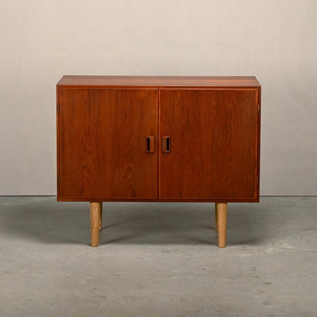 Small early sideboard or cabinet by Børge Mogensen and produced by Søborg Møbler, Denmark. The cabinet has a teak veneer...