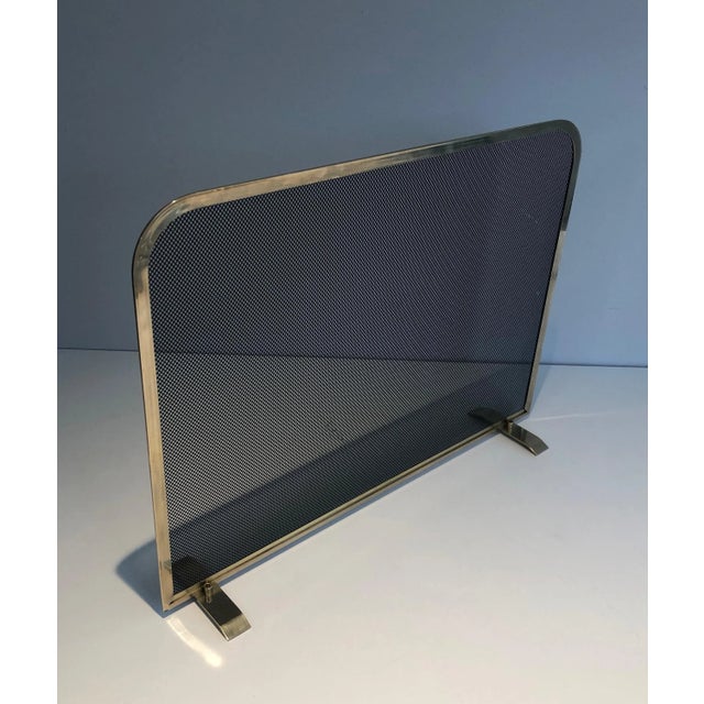 This nice and simple design fireplace screen is made of brass. This is a French work. Circa 1970