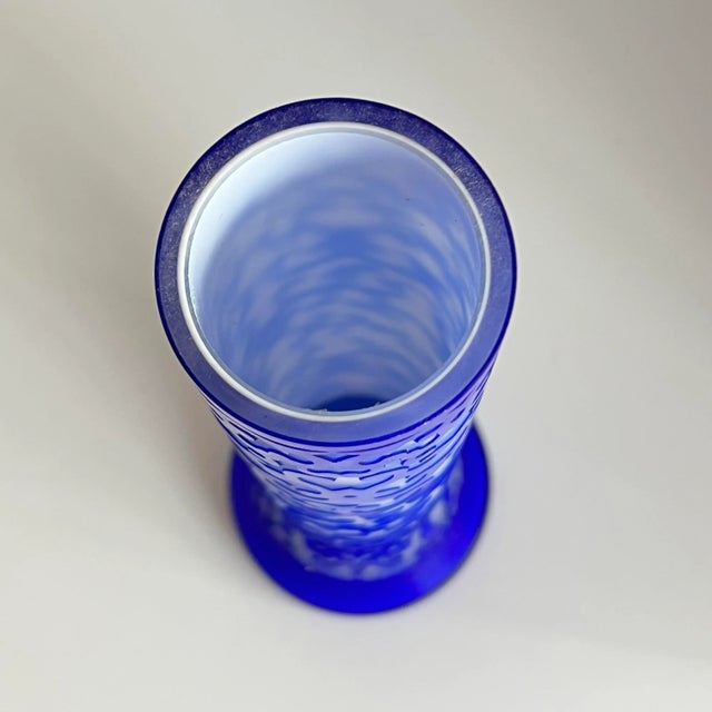 Vintage 1980s Peking Glass Overlay Vase – Tall 10¼″ Cobalt Blue & Frost Cameo Glass, Hand-Carved Crystal Brand, in the Style of Pilgrim Glass For Sale In Miami - Image 6 of 10