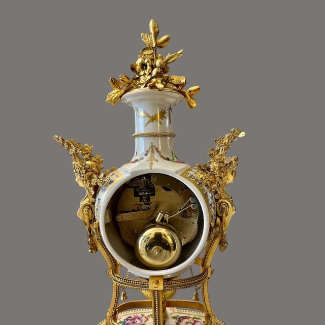 Gold Marie Antoinette V&A Porcelain and Ormolu Mantel Clock, 1960s For Sale - Image 8 of 17