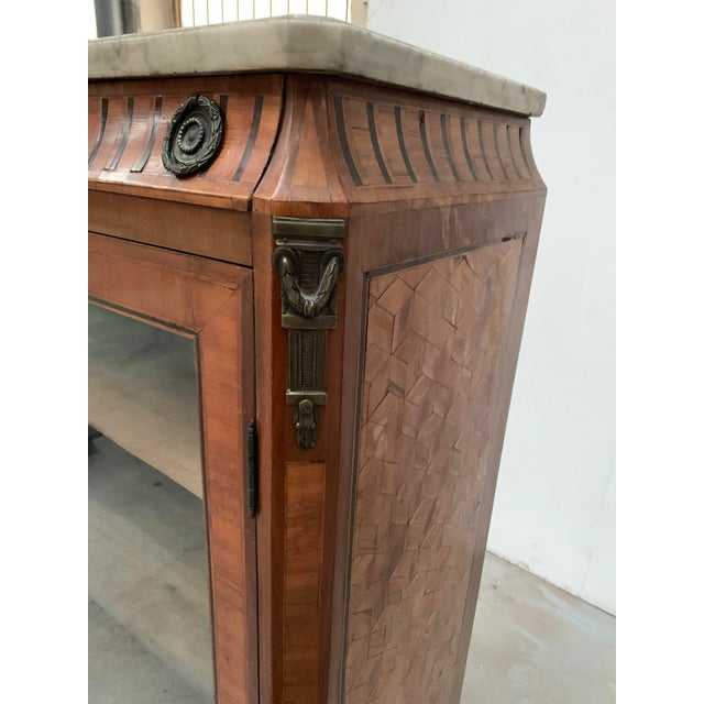 Louis XVI Style Single-Door Display Case in Wood Marquetry, 20th Century For Sale - Image 10 of 14