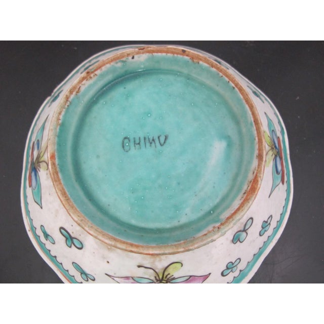 Paint Chinese Nyonya Porcelain Butterfly & Flower Enamel Bowl With Turquoise Center For Sale - Image 7 of 10