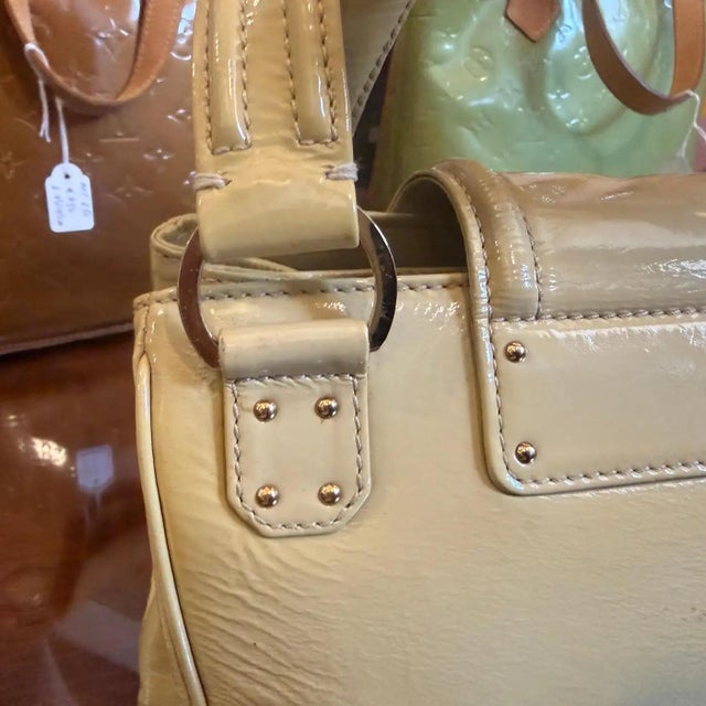 A Vintage Louis Vuitton Beige and White Leather Cruise Hand-Bag For Sale - Image 10 of 18