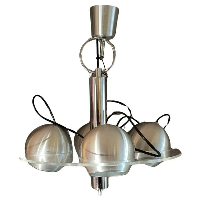 This space Age style Raak chandelier, designed by a Dutch designer in the 1970s, is a sought-after collector's item that...