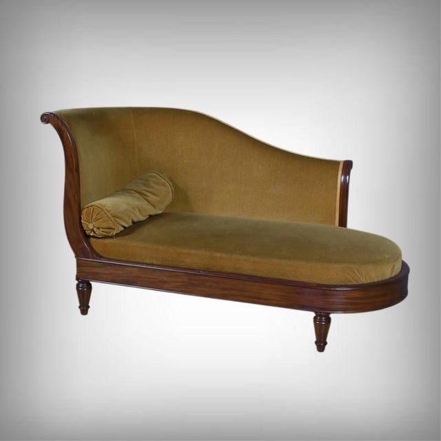 This mahogany chaise longue, dating from the early 19th century, elegantly embodies the aesthetic codes of the Restoration...
