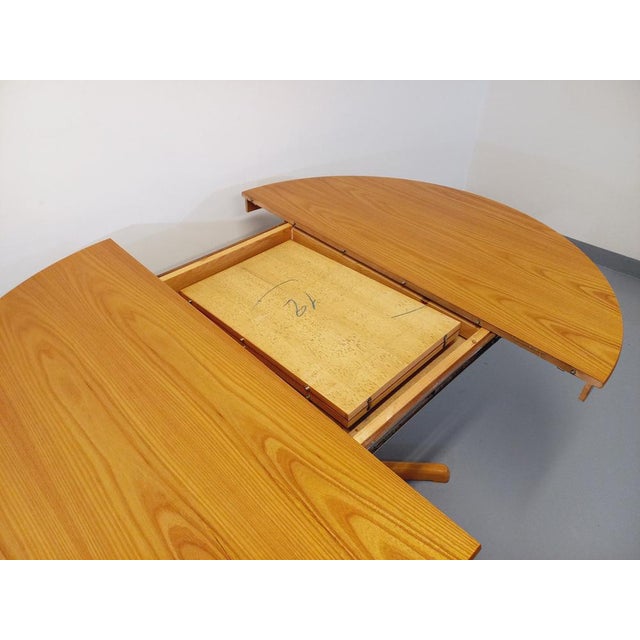 Vintage Round Dining Table in Blond Elm with Integrated Extension, 1970s For Sale - Image 3 of 14