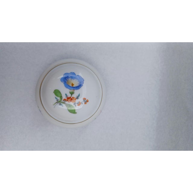 Blue Vintage Porcelain Trinket Box with Hand-Painted Morning Glory Deutsche Blumen from Meissen, 1950s For Sale - Image 8 of 9