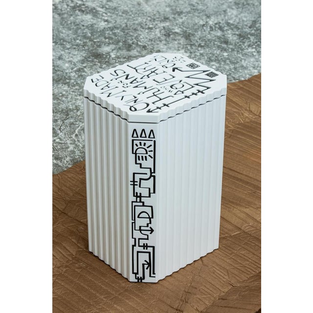 Marie field white resin totem by jérôme bugara limited edition of 25 pieces. Dimensions: d 25,1 x w 30 x h 45 cm....