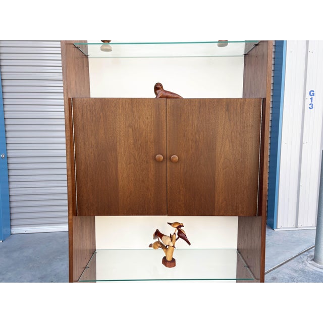 1960s Pair of Mid Century Walnut Bookcase by Kipp Stewart for Glenn of California For Sale - Image 16 of 17