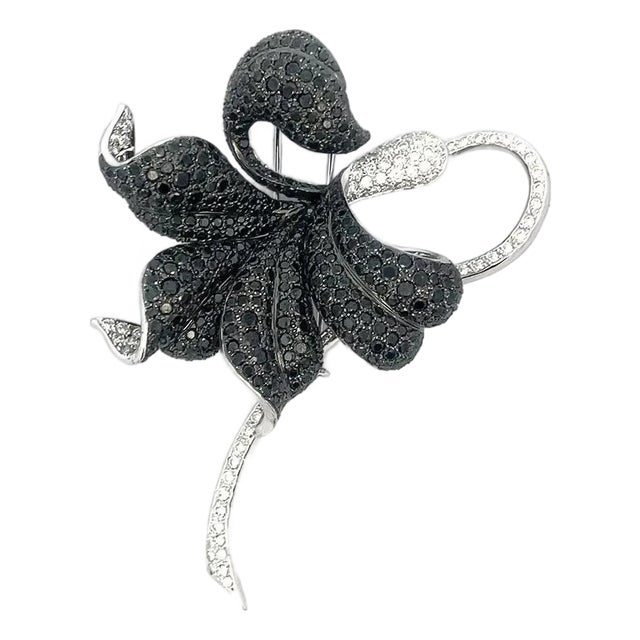 10 Carat Diamond Gold Flower Brooch 17k Black & White Large Pin For Sale