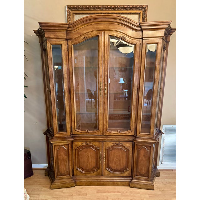 1980s Drexel Heritage French Provincial Dining China Cabinet– Touraine Collection For Sale In West Palm - Image 6 of 7