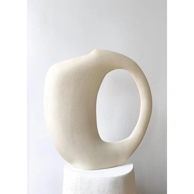 Bonnie Tribu M40.22 Sculpture by Léontine Furcy. Unique piece. Materials: Raw white sandstone. Dimensions: L 38 x H 40.5...