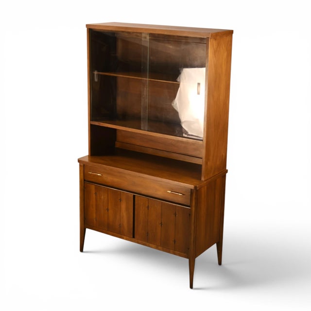 1960s Broyhill Saga Vintage Mid Century Modern Petite China Cabinet C. 1960s For Sale - Image 5 of 16
