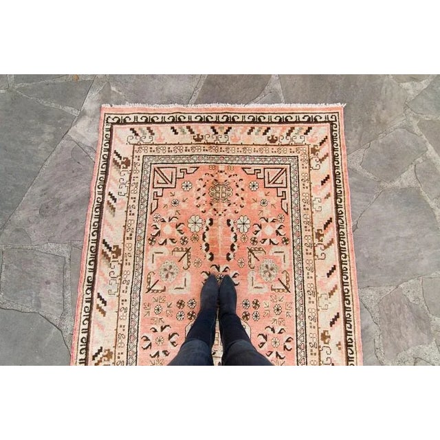 1920s Antique Khotan Rug Medallion Geometric Botanical Peach Brown Hand Knotted Wool Rug - 4’10” X 8’10” For Sale - Image 4 of 11