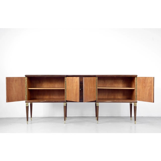 Italian Art Deco Sideboard in Dark Walnut Burl and Brass, 1930s, in Very Good conditions. Designed 1920 to 1949