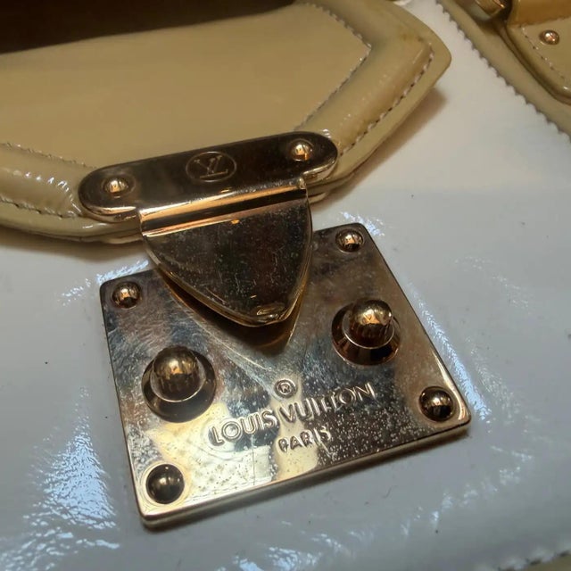 A Vintage Louis Vuitton Beige and White Leather Cruise Hand-Bag For Sale - Image 9 of 18