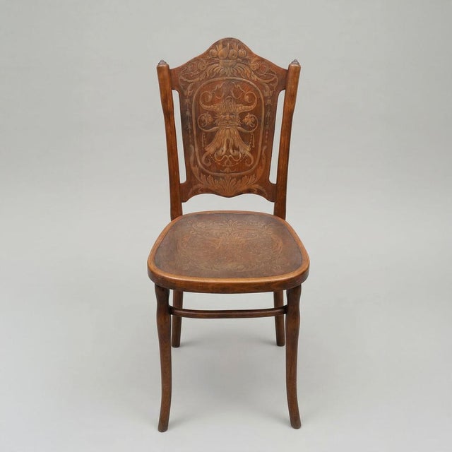 This exceptional set of six bentwood chairs embodies all the audacity and craftsmanship of the renowned viennese...