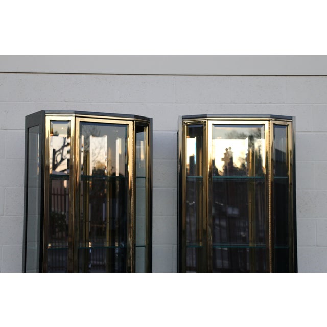 Pair of Mid-Century Modern Henredon Black Lacquer & Brass Glass Display Cabinets With Lighting For Sale In Los Angeles - Image 6 of 18