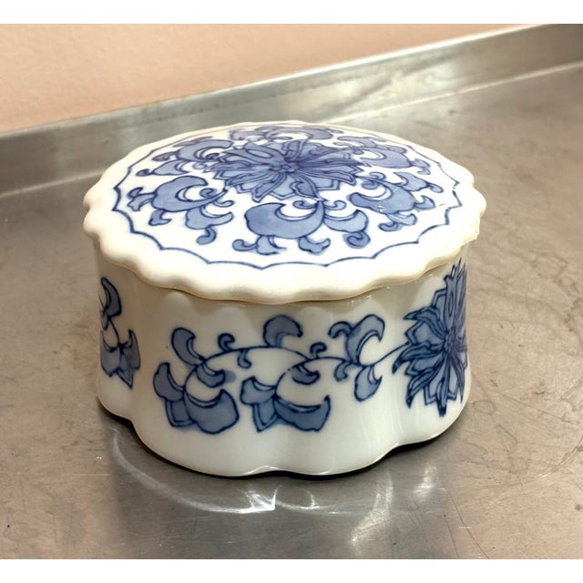 Asian Blue & White Ceramic Scallop-Edge Round Box For Sale - Image 3 of 4