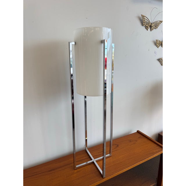 We love this 1970’s Paul Mayen design for Robert Sonneman table lamp. The Lucite and Chrome cylindrical lamp has a clean...