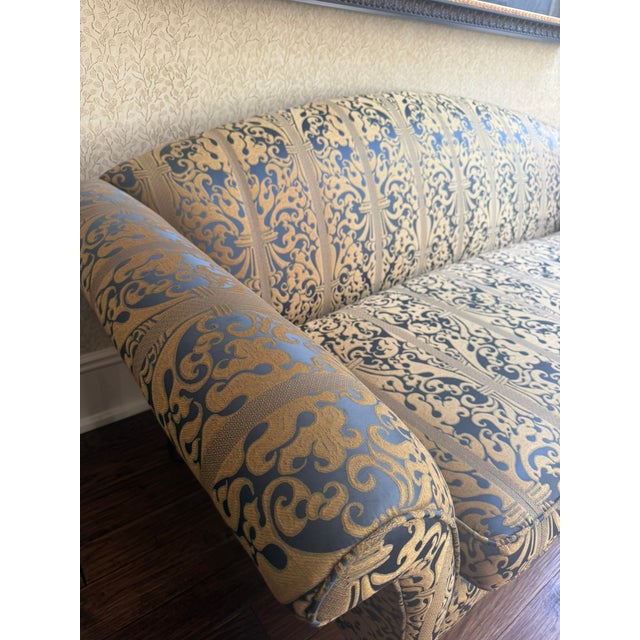 This exquisite Rose Tarlow Melrose House custom sofa showcases the atelier’s signature blend of old‑world craftsmanship...