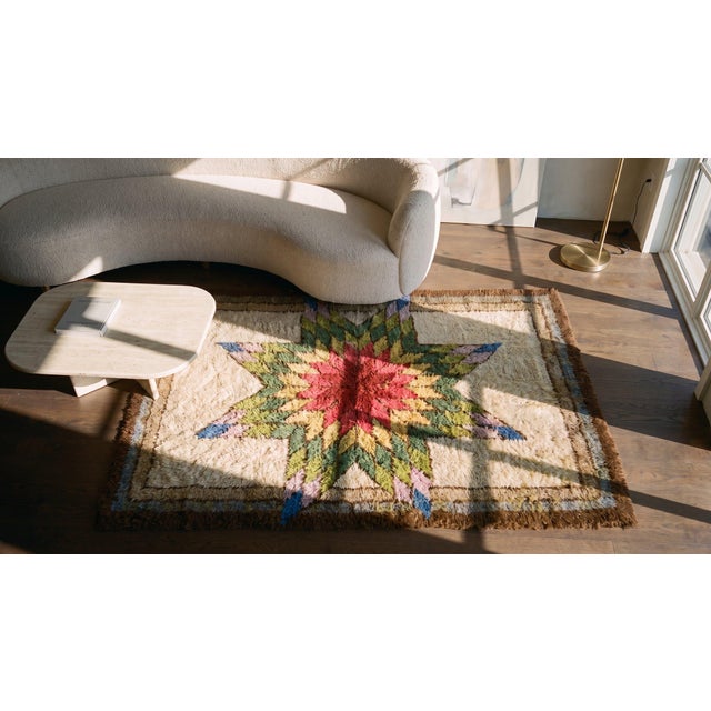 Early 20th Century 1930s Tan Ecru Star Floral Folk Art Antique American Hooked Rug 2'5" X 3'2" Handknotted Wool Carpet For Sale - Image 5 of 7